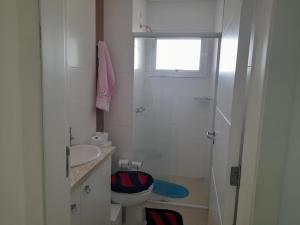 卡庞达卡诺阿Confortável apartamento na praia的浴室配有卫生间、盥洗盆和淋浴。