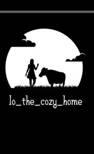 普洛马里翁Io the cosy home Plomari的月亮田里的女人和牛