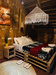 阿鲁沙Serengeti Villa的卧室配有带拖鞋的床铺,位于地板上