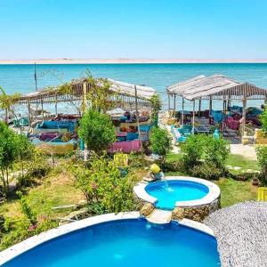 Kafr ‘AmrKamariat Tunis Bay的一个带游泳池和海洋的度假胜地