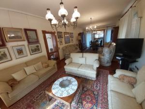 PonteranicaVilla Bice in Maresana的客厅享有空中景致,配有沙发和电视