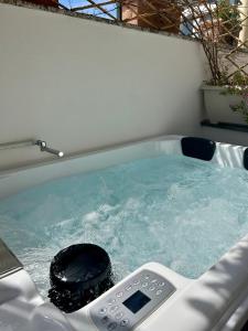 波西塔诺Villa Fortuna的热水浴缸和遥控器