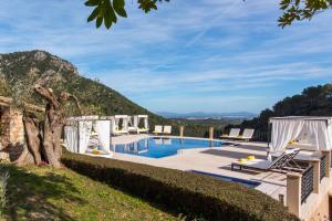 比尼博纳Finca Albellons的一座带游泳池和山脉的别墅