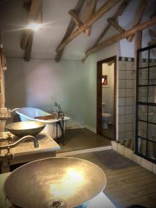 哈特比斯普特Mill Lane Farmhouse的大型浴室设有水槽和浴缸。