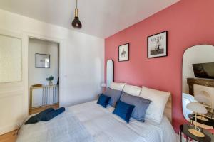 勒阿弗尔Fibre - Le Haussmann LH - B'PAM的一间卧室配有一张带粉红色墙壁的大床