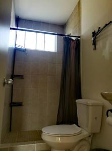 AyalaDafi´s House (Exclusivo con jardín)的一间带卫生间和淋浴的浴室