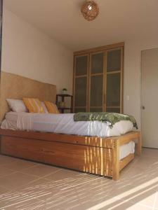 AyalaDafi´s House (Exclusivo con jardín)的一间卧室配有一张大木床。