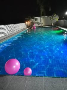 三百岭S&F villa的游泳池晚上有粉红色的球