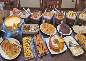 彼得罗波利斯Hotel Vila Bavária的一张桌子上面有很多不同类型的甜点