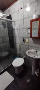 阿布拉奥Pousada Exuberante的一间带卫生间和水槽的浴室