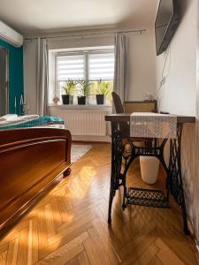 豪伊杜索博斯洛Zen House的卧室配有床、书桌和钢琴