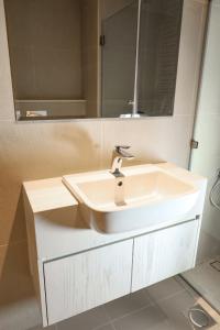 阿布扎比2 Bedrooms in Al Reem Island Near Cleveland Clinic的浴室设有白色水槽和镜子