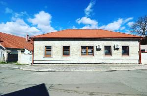 Libice nad CidlinouFara N°71 APART 1的街道上白色的建筑,有红色的屋顶