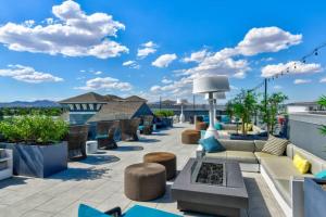斯帕克斯Designer Apt with Jacuzzi, Pool & Mountain Views的屋顶上带沙发和椅子的庭院