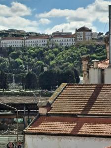 科英布拉艾维斯住宅旅馆的从建筑物屋顶上可欣赏到风景