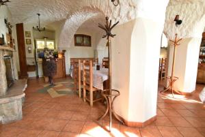 瓦乌布日赫新村旅馆的一个带拱门的厨房和一张桌子