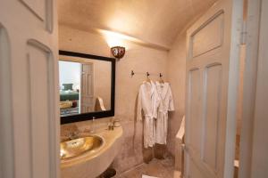 马拉喀什Riad Agathe & Spa的一间带水槽和大镜子的浴室