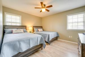 孟菲斯Memphis Vacation Rental - Walk to Graceland!的一间卧室配有两张床和吊扇