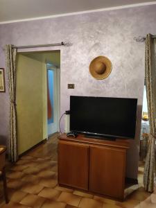 伊莫拉La Dimora degli Artisti - Imola的客厅设有壁挂式平面电视。