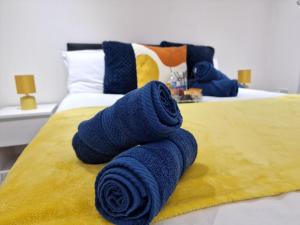 沃特福德Central Watford Modern Apartment - Travellers & Contractors Welcomed的床上的一大堆毛巾
