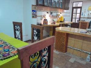 卡哈马卡Hosting Home - Casa Bella的厨房配有桌子和台面