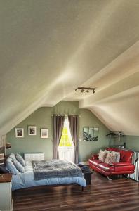 多尼戈尔Tully View House的一间卧室配有一张床和一张红色的沙发