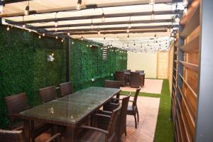 檀香山威基基海滨旅馆的一间设有绿色墙壁、桌子和椅子的用餐室