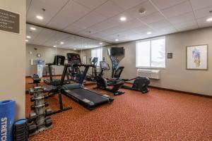 北达特茅斯Best Western Dartmouth-New Bedford的健身房,配有跑步机和健身器材