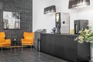 达尔Best Western Leto Arena的厨房配有2把橙色椅子和冰箱