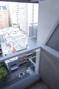 科尔多瓦Parana 540 - Nueva Córdoba的从大楼的阳台上可欣赏到城市景观