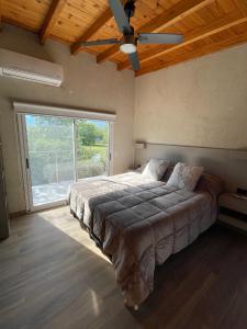 拉布拉斯DelViento Cabañas的一间卧室设有一张大床和大窗户