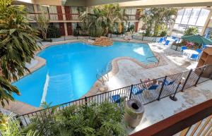 威奇托Red Roof Inn PLUS+ Wichita East的享有酒店游泳池的顶部景色