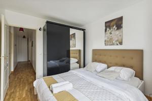 阿涅勒"Joie de vivre" - Parisian Spacious & Charming flat的一间卧室配有一张带白色床单的大床
