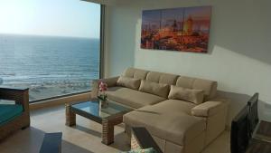 卡塔赫纳Luxury apartment in Morros - Cartagena de Indias的带沙发的客厅,享有海景