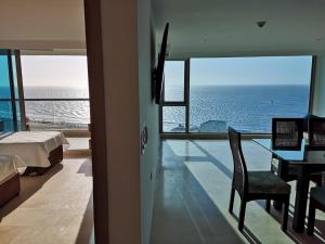 卡塔赫纳Luxury apartment in Morros - Cartagena de Indias的一间卧室配有一张床,享有海景