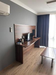 伊斯坦布尔伊斯坦布尔天空港酒店的一间配备有一张书桌的房间,电脑在里面