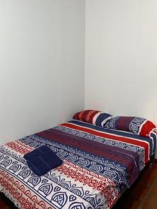 圣希尔Finca el Paraíso的一张床上有几个枕头的房间