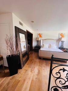 洛杉矶The Cozy Villa的一间卧室配有一张床,铺有木地板