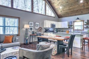 蓝岭Napa Blue Ridge Cabin的厨房和带木制天花板的客厅