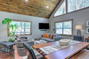 蓝岭Napa Blue Ridge Cabin的客厅设有木制天花板和桌椅