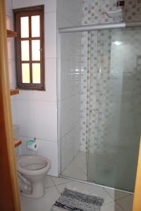 恩布Espaço A Corrente的一间带卫生间和玻璃淋浴间的浴室