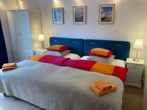 布尔诺布尔诺斯特里公寓的一间卧室配有一张大床,提供色彩缤纷的床单和枕头