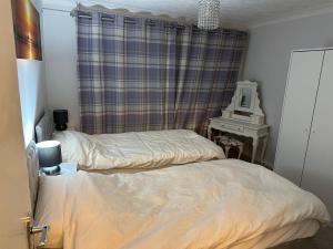 North RunctonRycroft的一间卧室配有两张床和一张带镜子的书桌