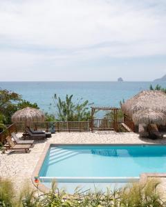 圣吕斯Hotel ILOMA Corail Residence的海滩上的游泳池,享有海景