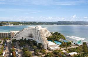 塔穆宁RIHGA Royal Laguna Guam Resort的享有酒店和海洋的空中景致