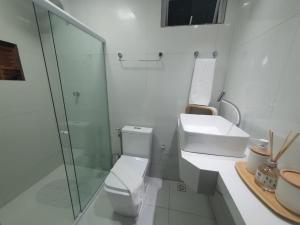 圣若泽-达科罗阿格兰迪Casa de férias São josé Maragogi的白色的浴室设有卫生间和玻璃淋浴间。