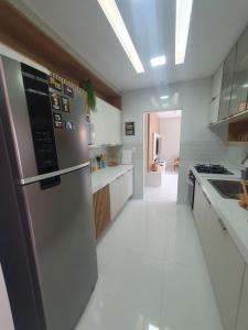 圣若泽-达科罗阿格兰迪Casa de férias São josé Maragogi的厨房配有不锈钢冰箱