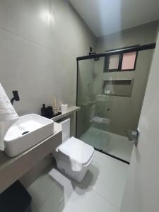 圣若泽-达科罗阿格兰迪Casa de férias São josé Maragogi的一间带卫生间和玻璃淋浴间的浴室