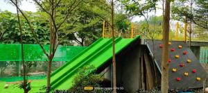 巴位Estrella Ba Vì Villas - Venuestay的带有攀岩墙的绿色屋顶游戏结构