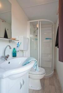 马尔孔滕塔威尼斯共和国露营旅馆的浴室配有白色水槽和卫生间。